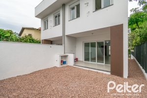 Casa à venda com 284m², 3 dormitórios, 1 suíte, 4 vagas, no bairro Tristeza em Porto Alegre