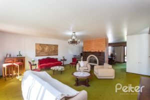 Casa à venda com 564m², 5 dormitórios, 2 suítes, 4 vagas, no bairro Vila Assunção em Porto Alegre