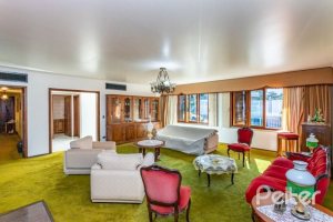 Casa à venda com 564m², 5 dormitórios, 2 suítes, 4 vagas, no bairro Vila Assunção em Porto Alegre