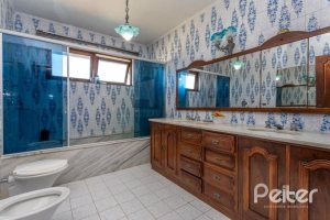 Casa à venda com 564m², 5 dormitórios, 2 suítes, 4 vagas, no bairro Vila Assunção em Porto Alegre