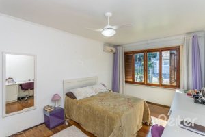 Casa à venda com 564m², 5 dormitórios, 2 suítes, 4 vagas, no bairro Vila Assunção em Porto Alegre