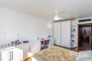 Casa à venda com 564m², 5 dormitórios, 2 suítes, 4 vagas, no bairro Vila Assunção em Porto Alegre