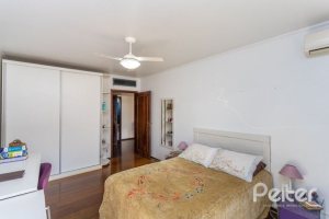 Casa à venda com 564m², 5 dormitórios, 2 suítes, 4 vagas, no bairro Vila Assunção em Porto Alegre