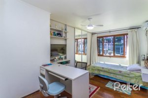 Casa à venda com 564m², 5 dormitórios, 2 suítes, 4 vagas, no bairro Vila Assunção em Porto Alegre