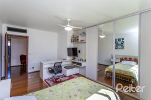 Casa à venda com 564m², 5 dormitórios, 2 suítes, 4 vagas, no bairro Vila Assunção em Porto Alegre