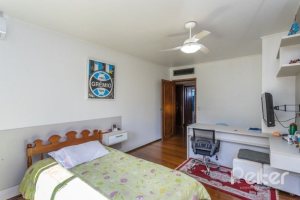 Casa à venda com 564m², 5 dormitórios, 2 suítes, 4 vagas, no bairro Vila Assunção em Porto Alegre