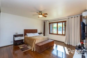 Casa à venda com 564m², 5 dormitórios, 2 suítes, 4 vagas, no bairro Vila Assunção em Porto Alegre