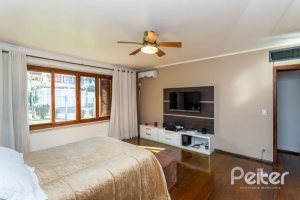 Casa à venda com 564m², 5 dormitórios, 2 suítes, 4 vagas, no bairro Vila Assunção em Porto Alegre