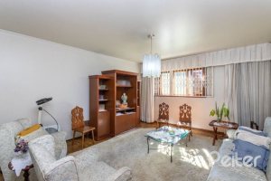 Casa à venda com 564m², 5 dormitórios, 2 suítes, 4 vagas, no bairro Vila Assunção em Porto Alegre