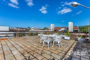 Casa à venda com 564m², 5 dormitórios, 2 suítes, 4 vagas, no bairro Vila Assunção em Porto Alegre