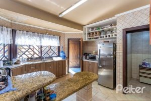 Casa à venda com 600m², 4 dormitórios, 4 suítes, 4 vagas, no bairro Vila Conceição em Porto Alegre