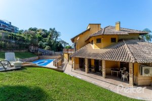 Casa à venda com 600m², 4 dormitórios, 4 suítes, 4 vagas, no bairro Vila Conceição em Porto Alegre