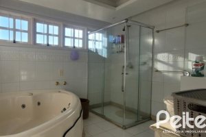 Casa à venda com 351m², 4 dormitórios, 1 suíte, 2 vagas, no bairro Ipanema em Porto Alegre