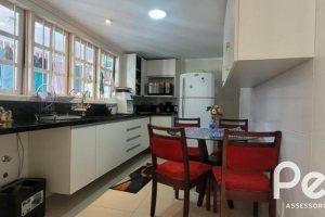 Casa à venda com 351m², 4 dormitórios, 1 suíte, 2 vagas, no bairro Ipanema em Porto Alegre