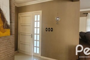 Casa à venda com 351m², 4 dormitórios, 1 suíte, 2 vagas, no bairro Ipanema em Porto Alegre