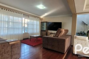 Casa à venda com 351m², 4 dormitórios, 1 suíte, 2 vagas, no bairro Ipanema em Porto Alegre