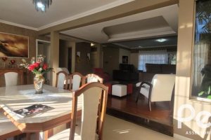 Casa à venda com 351m², 4 dormitórios, 1 suíte, 2 vagas, no bairro Ipanema em Porto Alegre