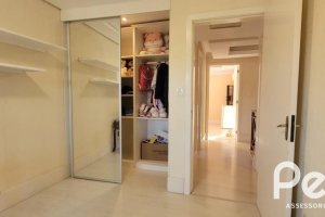 Casa à venda com 351m², 4 dormitórios, 1 suíte, 2 vagas, no bairro Ipanema em Porto Alegre