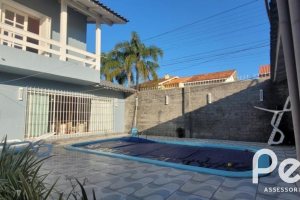 Casa à venda com 351m², 4 dormitórios, 1 suíte, 2 vagas, no bairro Ipanema em Porto Alegre