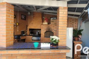 Casa à venda com 351m², 4 dormitórios, 1 suíte, 2 vagas, no bairro Ipanema em Porto Alegre