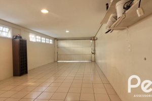 Casa à venda com 351m², 4 dormitórios, 1 suíte, 2 vagas, no bairro Ipanema em Porto Alegre