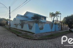 Casa à venda com 351m², 4 dormitórios, 1 suíte, 2 vagas, no bairro Ipanema em Porto Alegre