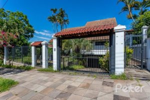 Casa à venda com 519m², 4 dormitórios, 4 suítes, 4 vagas, no bairro Vila Assuncao em Porto Alegre