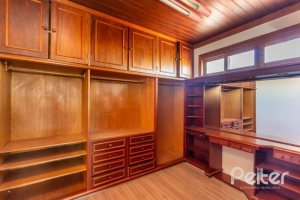 Casa à venda com 519m², 4 dormitórios, 4 suítes, 4 vagas, no bairro Vila Assuncao em Porto Alegre