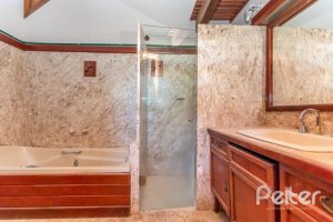 Casa à venda com 519m², 4 dormitórios, 4 suítes, 4 vagas, no bairro Vila Assuncao em Porto Alegre