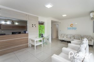 Casa à venda com 228m², 3 dormitórios, 1 suíte, 4 vagas, no bairro Vila Assunção em Porto Alegre