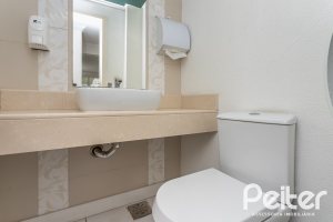 Casa à venda com 228m², 3 dormitórios, 1 suíte, 4 vagas, no bairro Vila Assunção em Porto Alegre