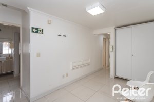 Casa à venda com 228m², 3 dormitórios, 1 suíte, 4 vagas, no bairro Vila Assunção em Porto Alegre