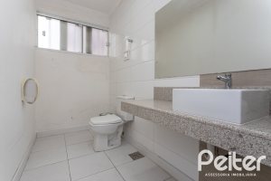 Casa à venda com 228m², 3 dormitórios, 1 suíte, 4 vagas, no bairro Vila Assunção em Porto Alegre