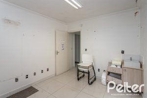 Casa à venda com 228m², 3 dormitórios, 1 suíte, 4 vagas, no bairro Vila Assunção em Porto Alegre