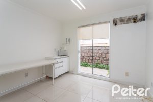 Casa à venda com 228m², 3 dormitórios, 1 suíte, 4 vagas, no bairro Vila Assunção em Porto Alegre
