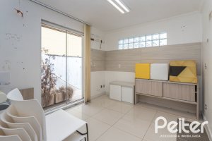 Casa à venda com 228m², 3 dormitórios, 1 suíte, 4 vagas, no bairro Vila Assunção em Porto Alegre
