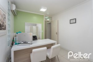 Casa à venda com 228m², 3 dormitórios, 1 suíte, 4 vagas, no bairro Vila Assunção em Porto Alegre