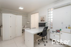 Casa à venda com 228m², 3 dormitórios, 1 suíte, 4 vagas, no bairro Vila Assunção em Porto Alegre