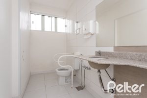 Casa à venda com 228m², 3 dormitórios, 1 suíte, 4 vagas, no bairro Vila Assunção em Porto Alegre
