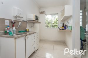 Casa à venda com 228m², 3 dormitórios, 1 suíte, 4 vagas, no bairro Vila Assunção em Porto Alegre