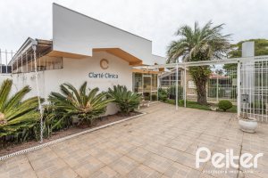 Casa à venda com 228m², 3 dormitórios, 1 suíte, 4 vagas, no bairro Vila Assunção em Porto Alegre