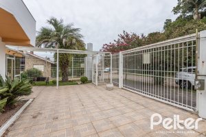 Casa à venda com 228m², 3 dormitórios, 1 suíte, 4 vagas, no bairro Vila Assunção em Porto Alegre