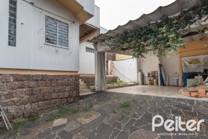Casa à venda com 228m², 3 dormitórios, 1 suíte, 4 vagas, no bairro Vila Assunção em Porto Alegre