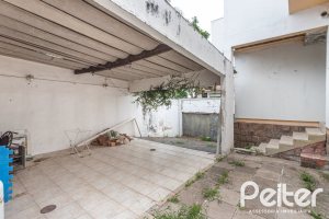Casa à venda com 228m², 3 dormitórios, 1 suíte, 4 vagas, no bairro Vila Assunção em Porto Alegre