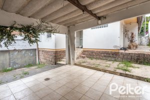 Casa à venda com 228m², 3 dormitórios, 1 suíte, 4 vagas, no bairro Vila Assunção em Porto Alegre