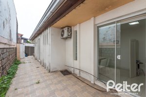 Casa à venda com 228m², 3 dormitórios, 1 suíte, 4 vagas, no bairro Vila Assunção em Porto Alegre