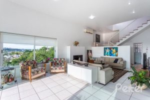 Casa à venda com 420m², 4 dormitórios, 1 suíte, 4 vagas, no bairro Nonoai em Porto Alegre