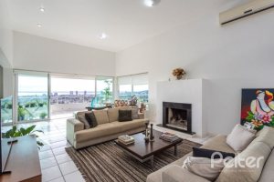 Casa à venda com 420m², 4 dormitórios, 1 suíte, 4 vagas, no bairro Nonoai em Porto Alegre