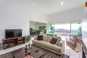 Casa à venda com 420m², 4 dormitórios, 1 suíte, 4 vagas, no bairro Nonoai em Porto Alegre