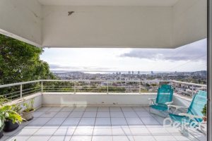 Casa à venda com 420m², 4 dormitórios, 1 suíte, 4 vagas, no bairro Nonoai em Porto Alegre